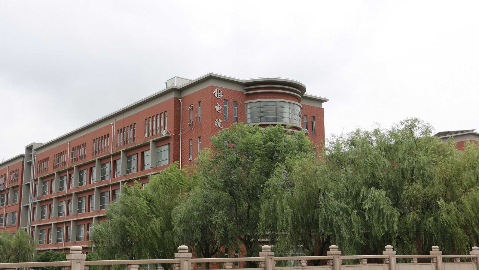 宏伟的电源群楼